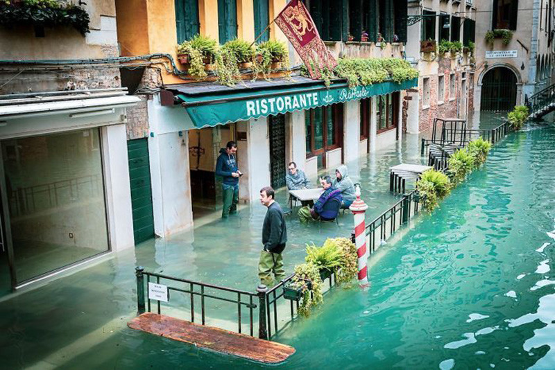 Fotógrafo captura imágenes espeluznantes de Venecia bajo el agua