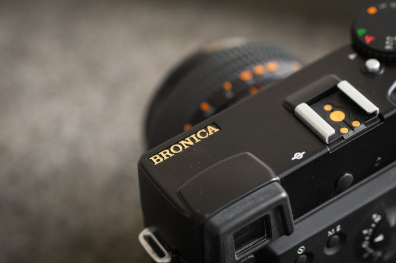 Esta cámara Bronica toma imágenes verticales cuando se sostiene normalmente