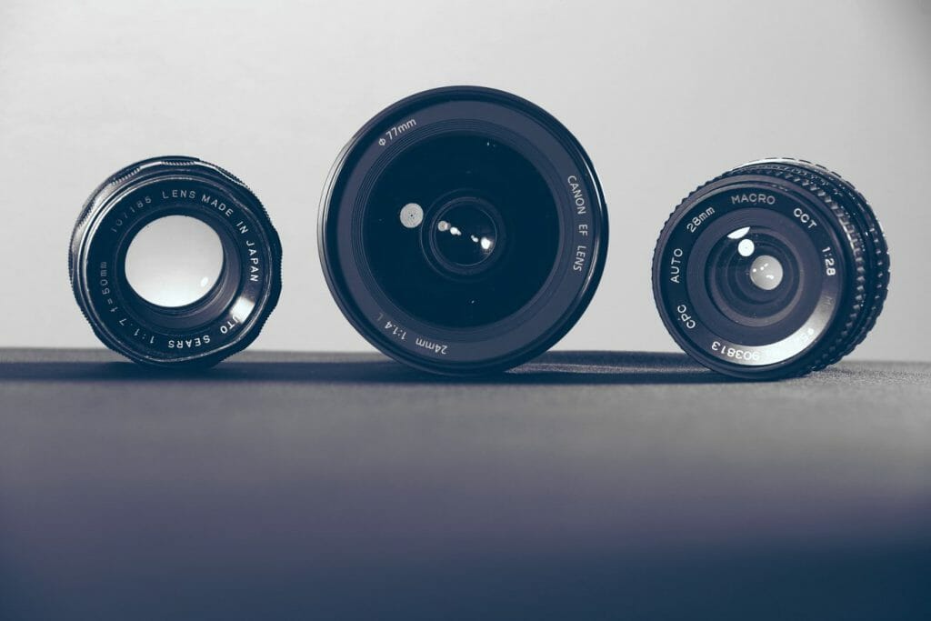 Una foto de 3 lentes de cámara