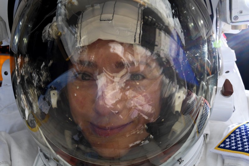 Un astronauta dispara a la caminata espacial se sella con una Nikon D5