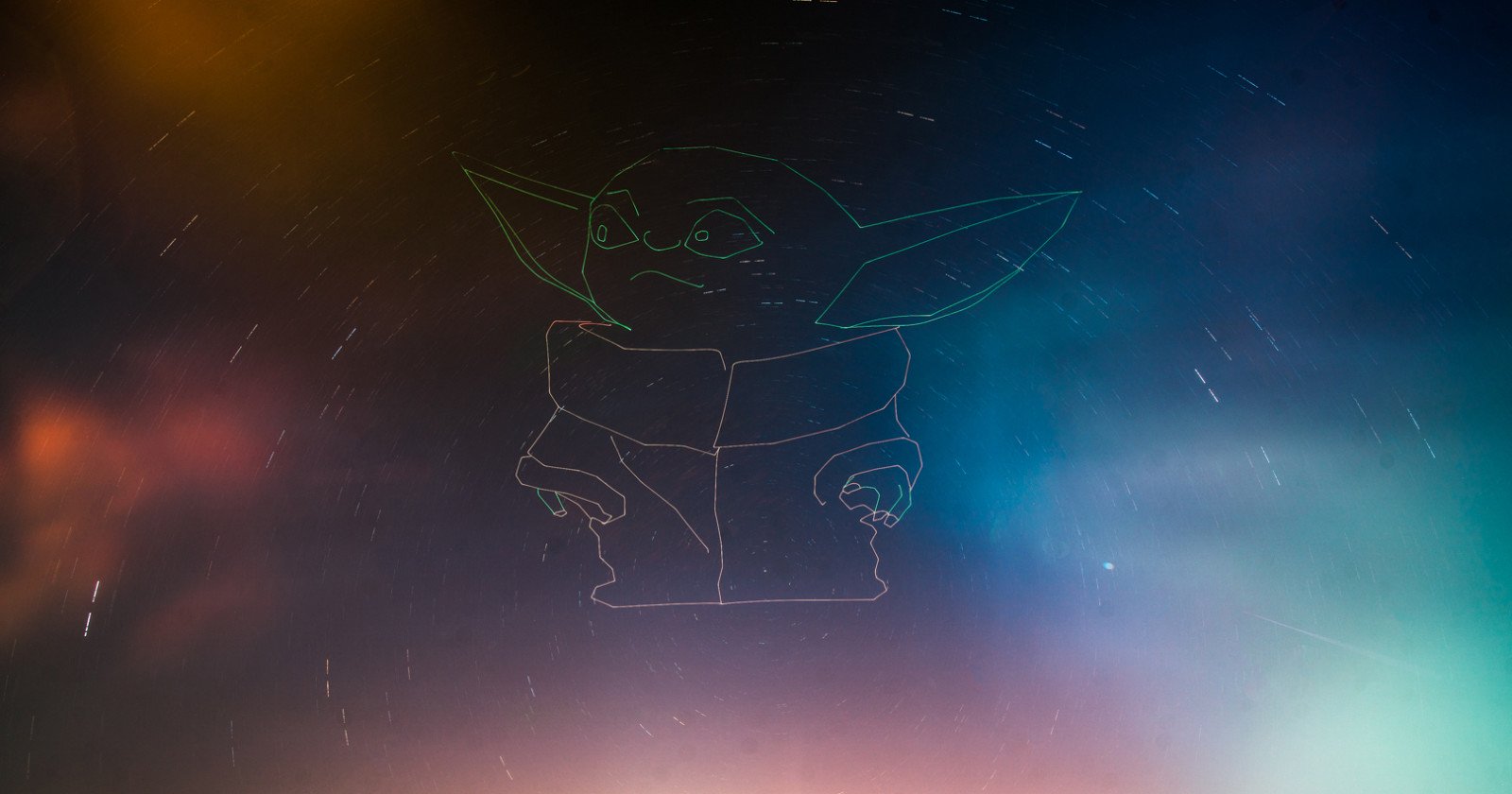 Este fotógrafo usó un zángano para pintar con luz un bebé gigante Yoda en el cielo