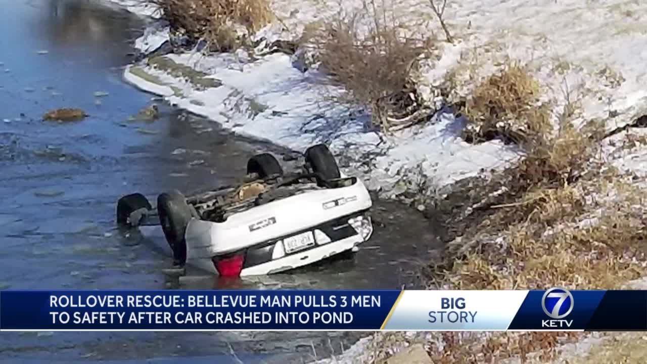 Fotógrafo rescata a 3 personas de un coche que se hunde en un estanque congelado