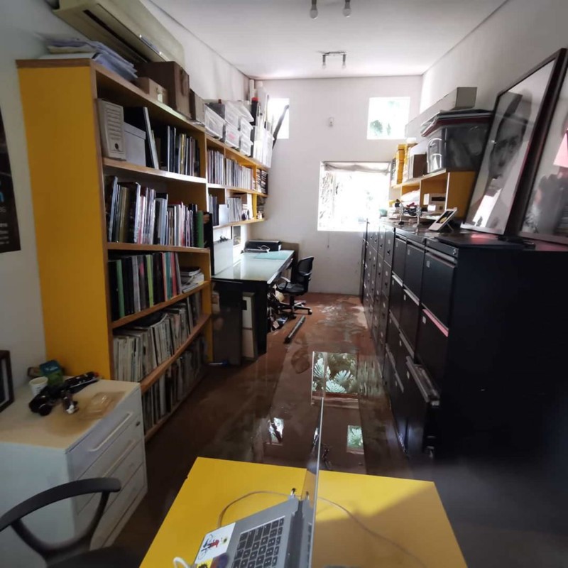 El renombrado estudio de un fotógrafo brasileño inundado por las fuertes lluvias
