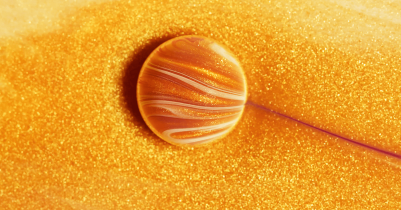 Impresionante macrofotografía de "planetas en miniatura" hecha de pintura, aceite, tinta y jabón.
